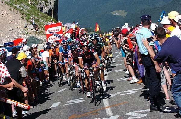 All the favourites stayed together and Vino and Kl&ouml;den were able to hold the tempo.