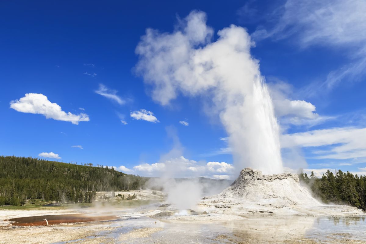 Best hikes in Yellowstone National Park waterfalls wildlife and geysers galore Advnture