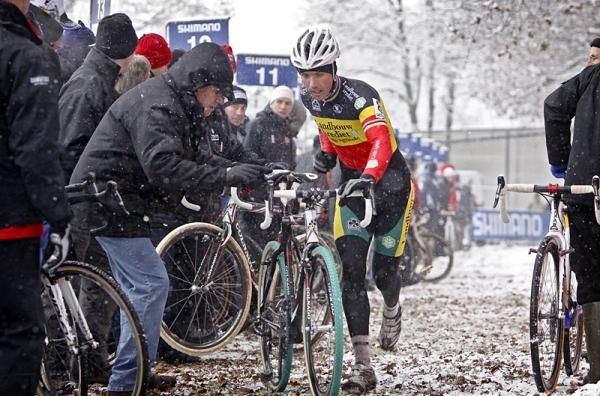 Nys takes a bike change.