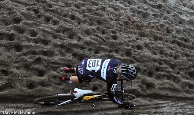 Laura Van Gilder (Van Dessel p/b Mellow Mushroom) running on the beach