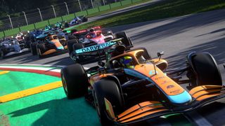 De McLaren van Lando Norris rijdt voorop in F1 22