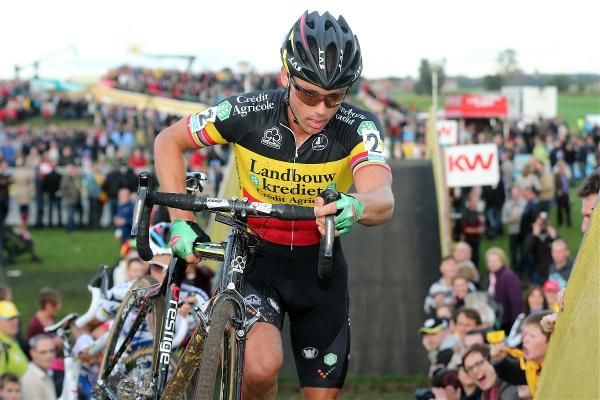 Sven Nys (Landbouwkrediet-KDL) leads on the run-up