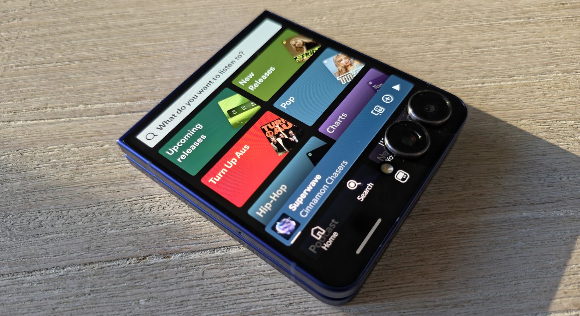 The cover screen of the Z Flip 7