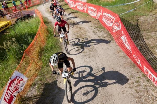 Matthys Beukes leads the men's race at the start