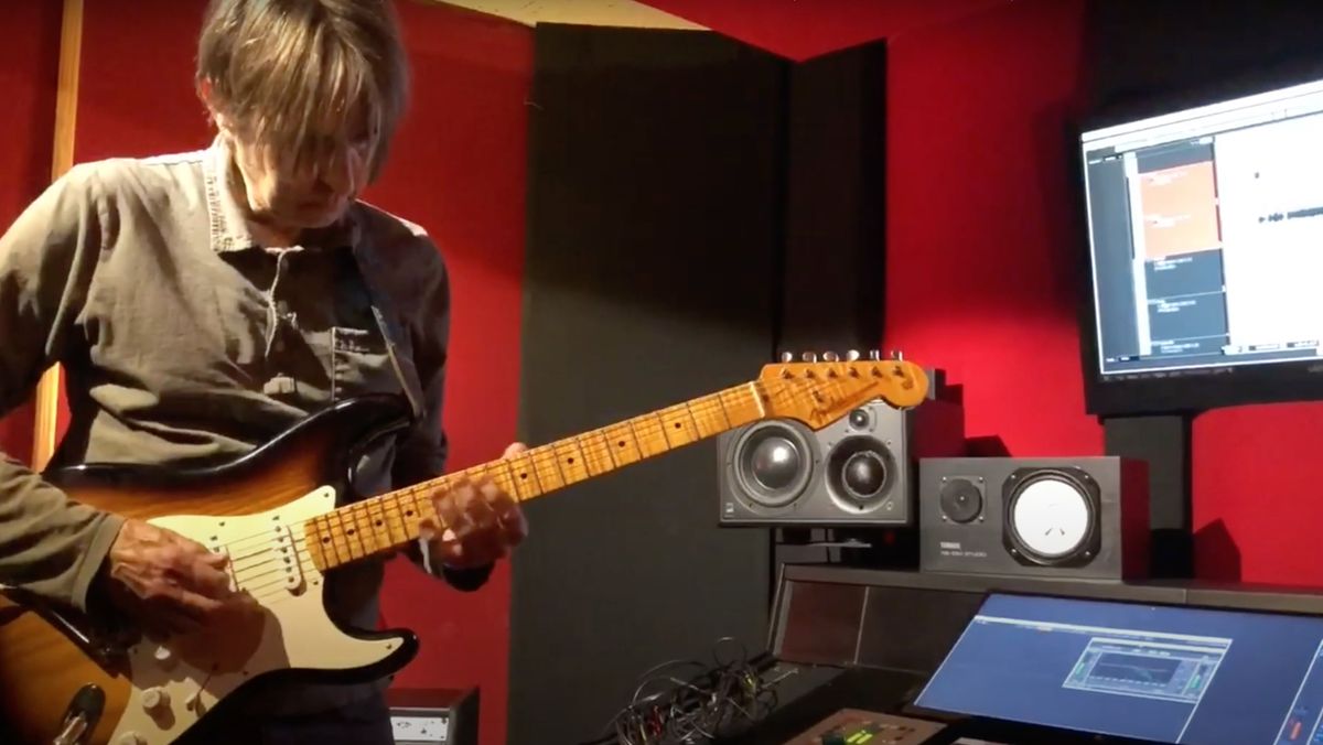 Eric Johnson plays Led Zeppelin&#039;s Stairway to Heaven