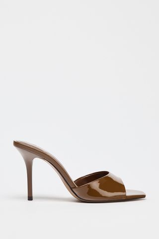 MNT9mjXR7gNmZBpchxp2wd-320-80 أفضل 33 صندل من Shopbop و Zara و Resolve