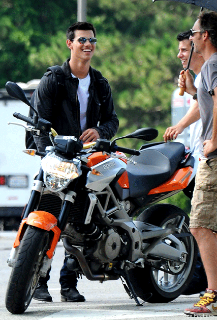 Taylor Lautner - PICS! Taylor Lautner on the set of Abduction - Celebrity News - Marie Claire