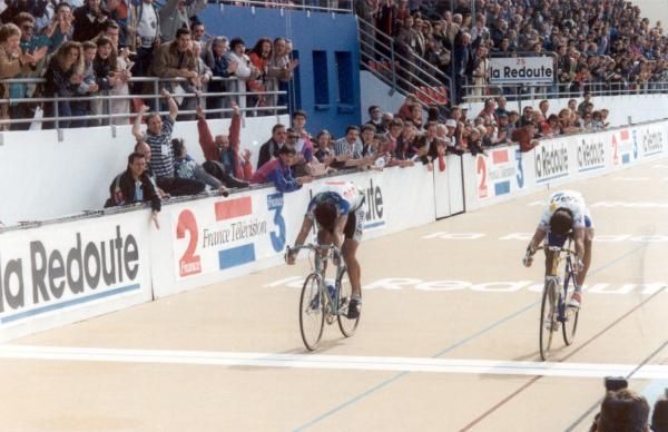 Gilbert Duclos-Lassalle beats Franco Ballerini in the sprint in 1993