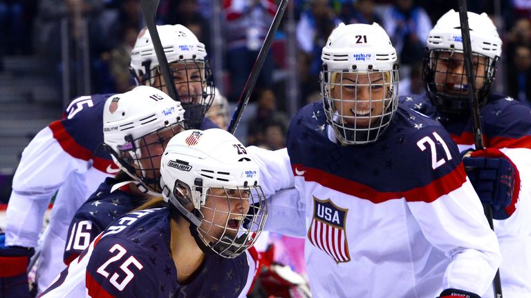 Player, Sports gear, Sports, Helmet, Hockey protective equipment, Tournament, Sports equipment, Team sport, Ball game, College ice hockey,