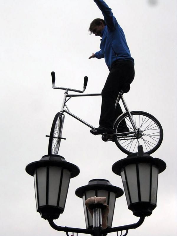 This stuntman entertained the crowd before the start in Pau.