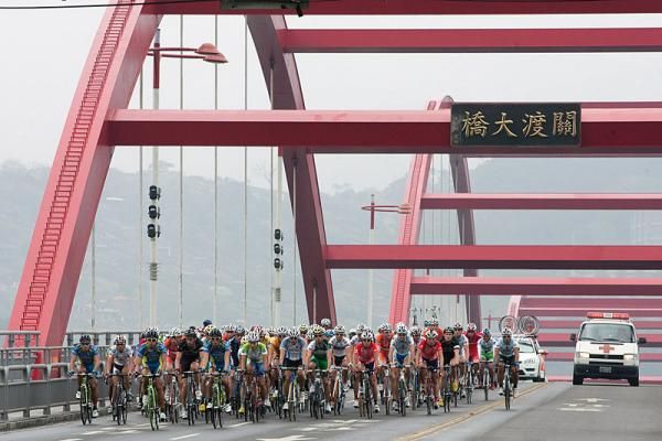 The peloton cross the Kuan To Bridge.