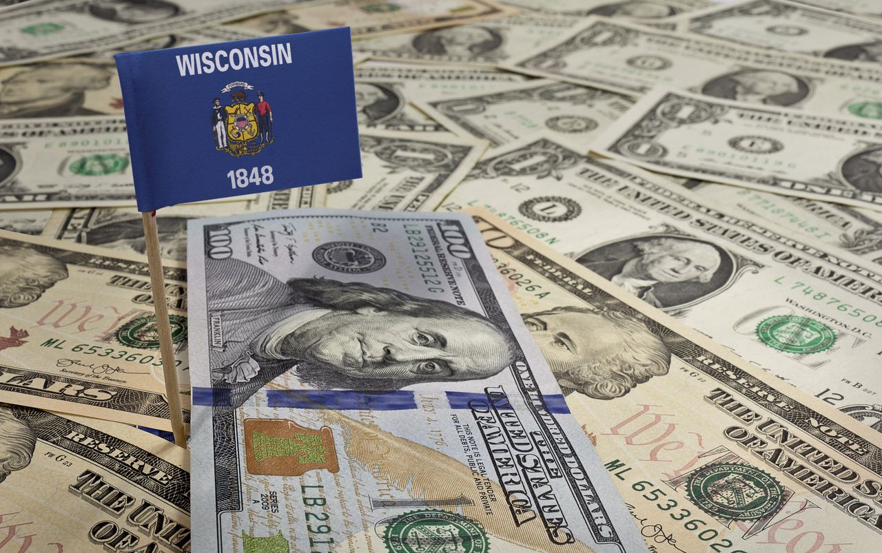 Flag of Wisconsin sticking in various American banknotes.