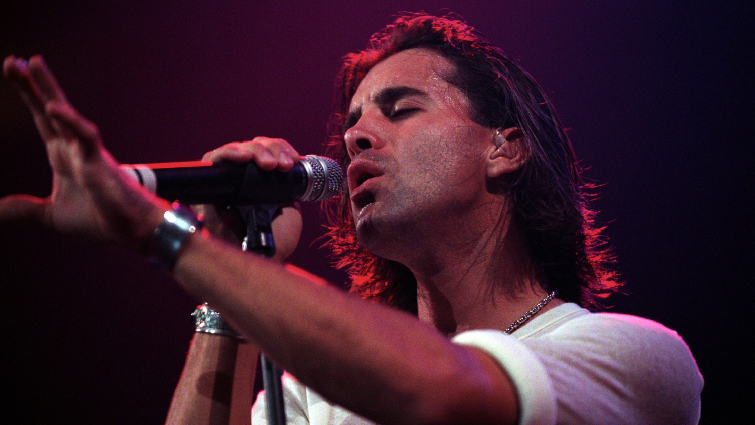 photo of Scott Stapp of Creed performing in 2000