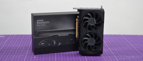 Een AMD Radeon RX 7600 op een bureau