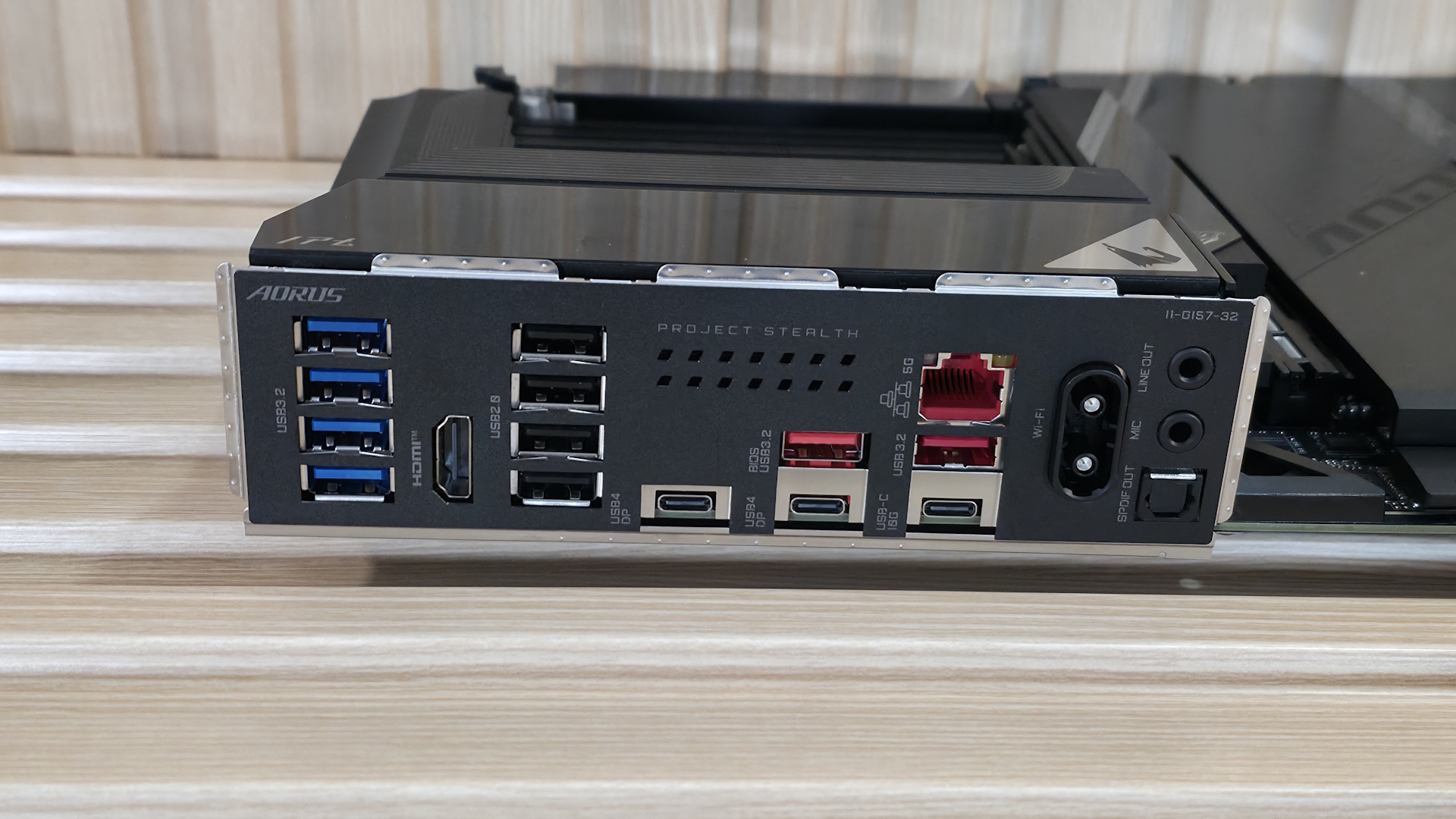 Gigabyte X870 Aorus Stealth - Rear IO