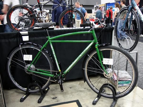 This DeSalvo looks to be a nice way to get around town with its internally geared rear hub, full fenders, upright positioning, and internal brakes.