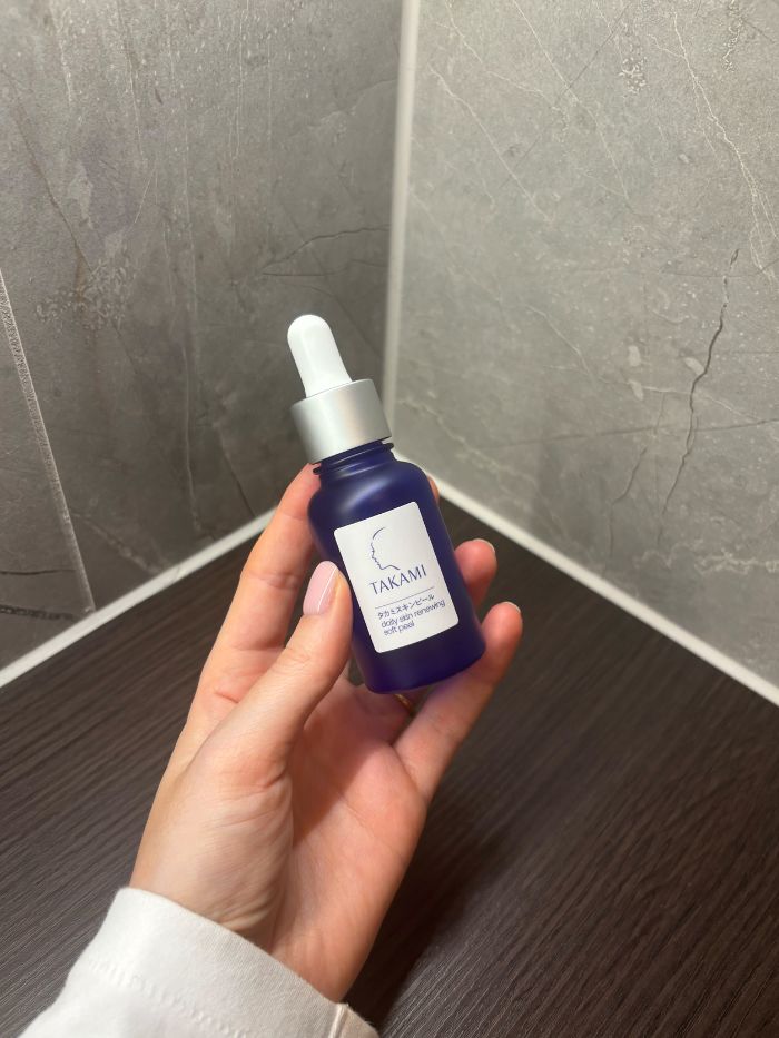 Deputy editor Grace Lindsay holding the Takami Daily Renewing Soft Peel