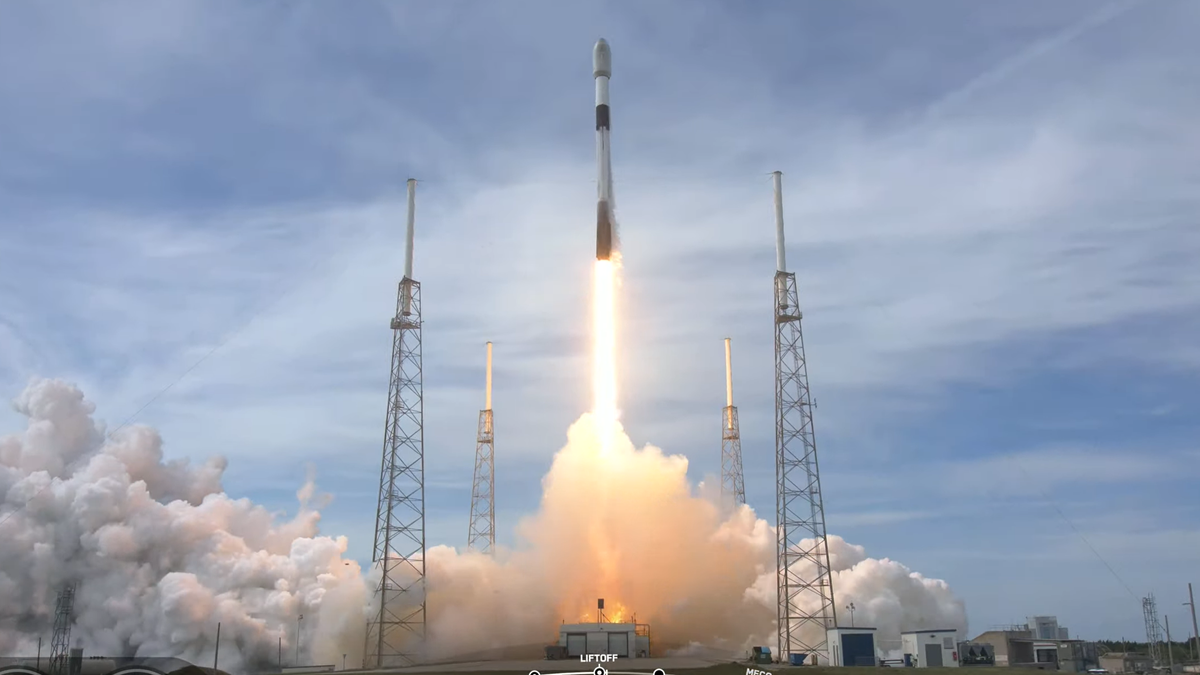 أطلقت SpaceX 21 قمراً صناعياً من Starlink V2 في 19 أبريل