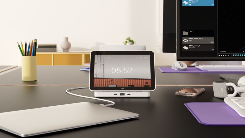 En Logi Dock Flex står på ett skrivbord på ett kontor.