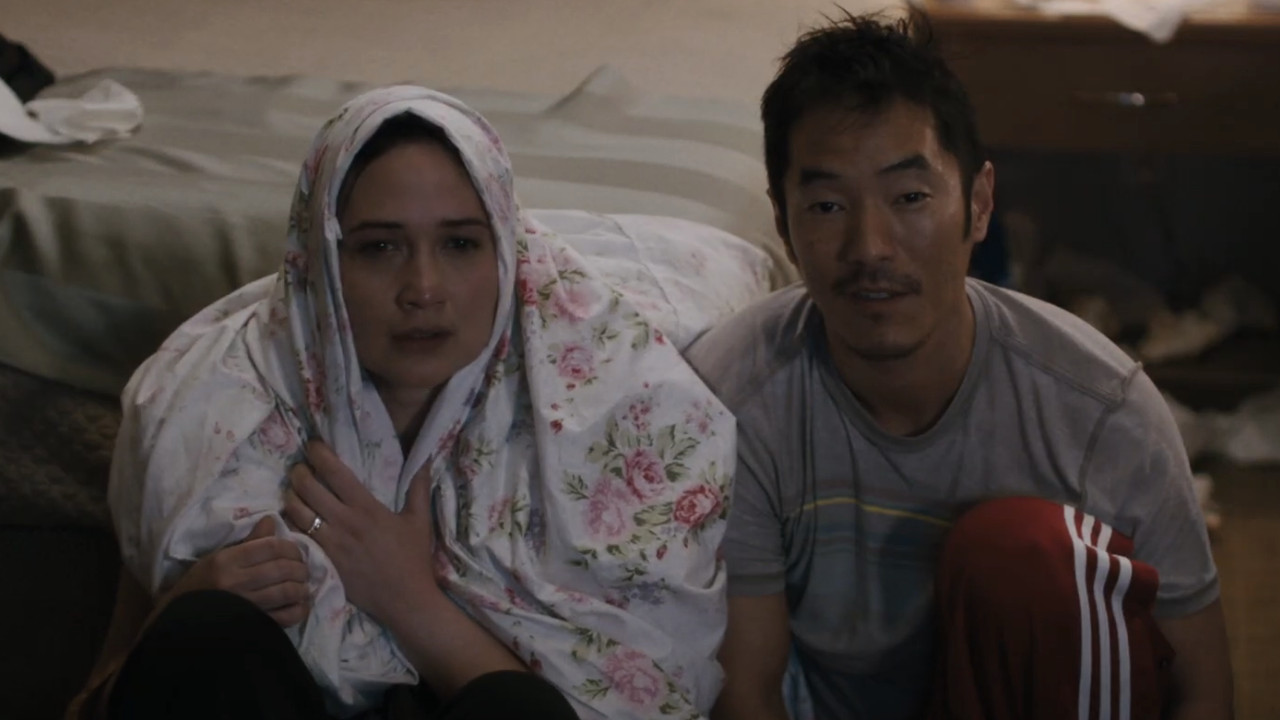 Abby (Lily Gladstone) se sienta con Bruce (Leonardo Nam) en la habitación 104