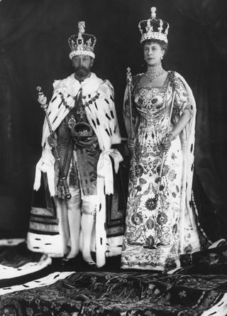 circa 1911: George V (1865 - 1936) with his wife, Mary of Teck (1867 - 1953) in their coronation robes. (Photo by Hulton Archive/Getty Images)