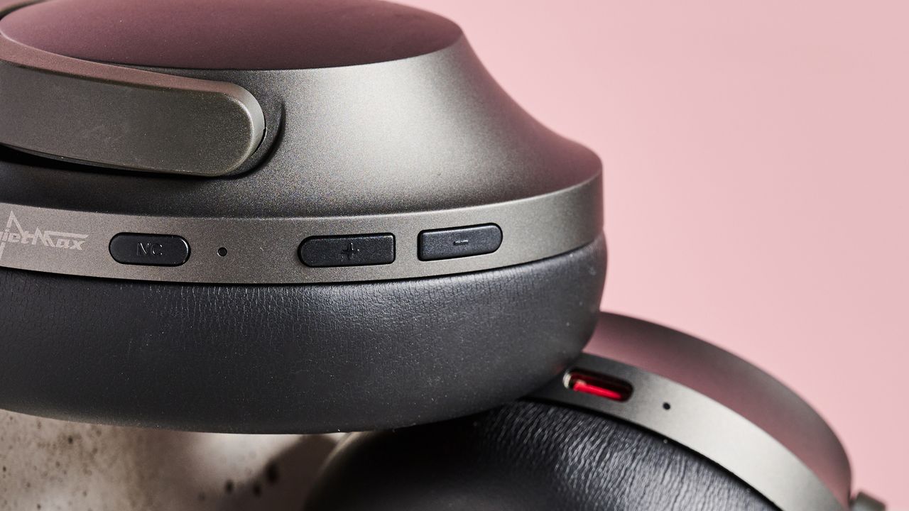Button controls on the 1More Sonoflow Pro HQ51