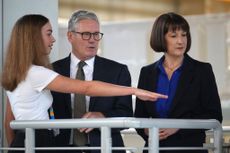 Rachel Reeves and Keir Starmer meet apprentices and staff during a visit to PsiQuantum 