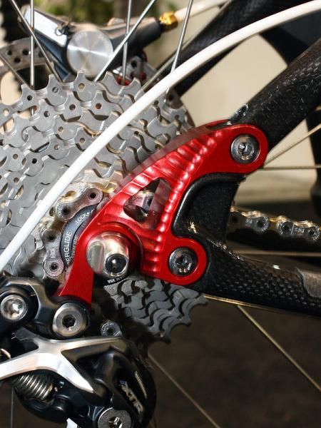 Interchangeable dropouts allow for geared, singlespeed and even belt drive drivetrains (the stays are split behind the upper mounting bolt).