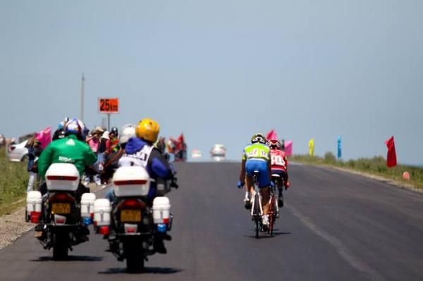 As the finish drew closer the lead group had to contend with headwinds.