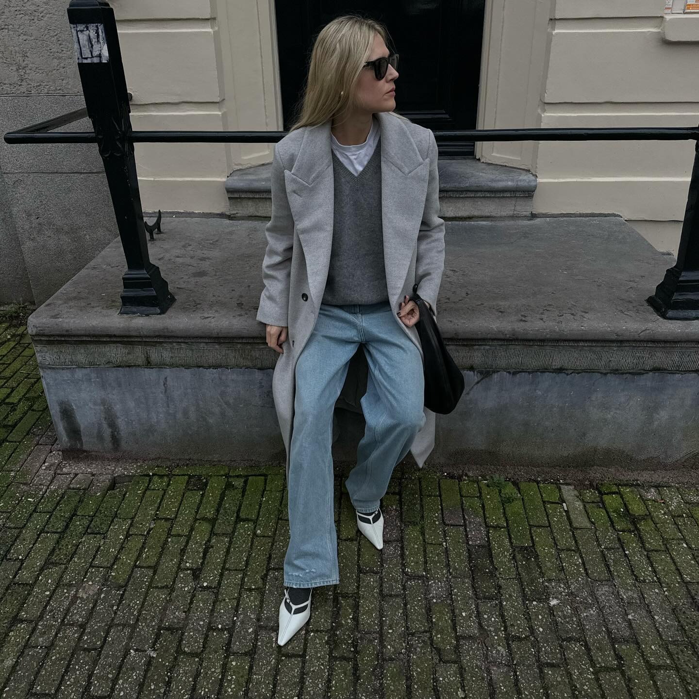 Linda Tol wears jeans