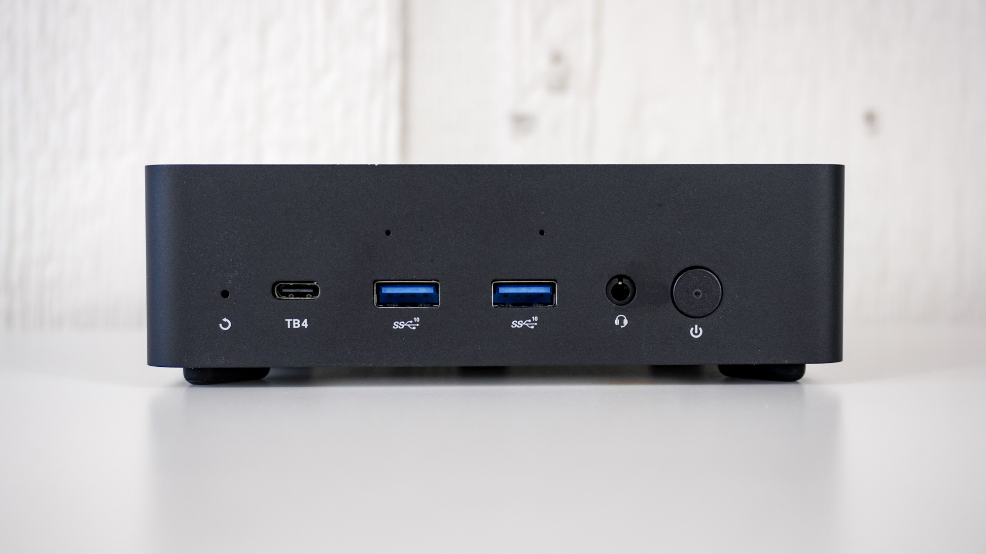 The front ports on the Minix Elite EU715-AI