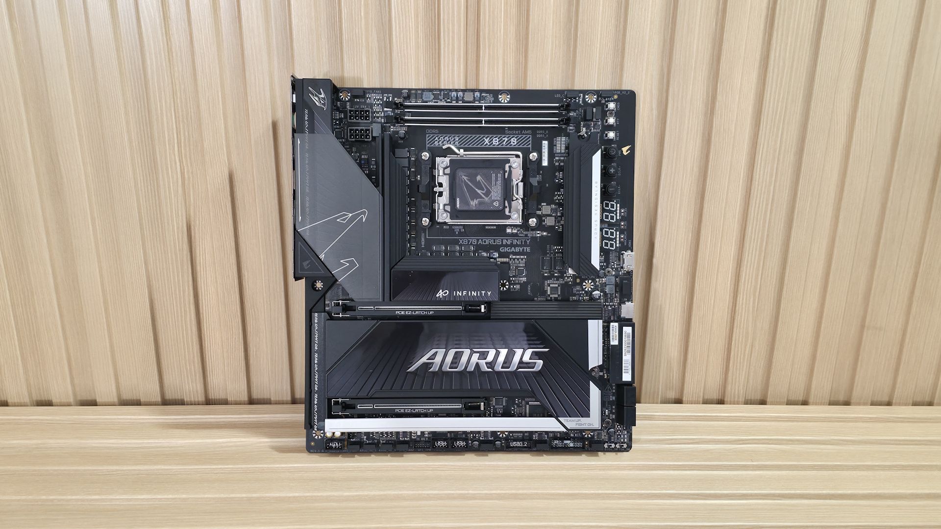 Gigabyte X870 Aorus Infinity - Board images
