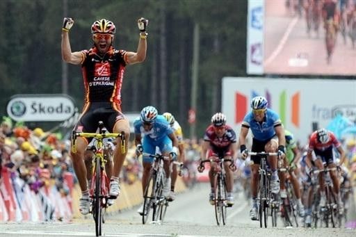 Alejandro Valverde (Caisse d'Epargne) exploded out of the peloton to take victory in Plumelec.