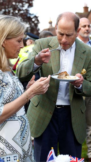 Prince Edward eating with Duchess Sophie
