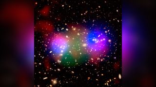 Un grup de galaxii colorat pentru a arăta materia întunecată invizibilă (albastru) alături de materie vizibilă obișnuită (roșu, verde și portocaliu).