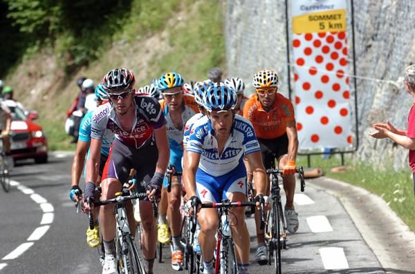 Sylvain Chavanel (Quick Step) and Jurgen Van Den Broeck (Silence-Lotto) lead the break up the C&ocirc;te d'Araches.