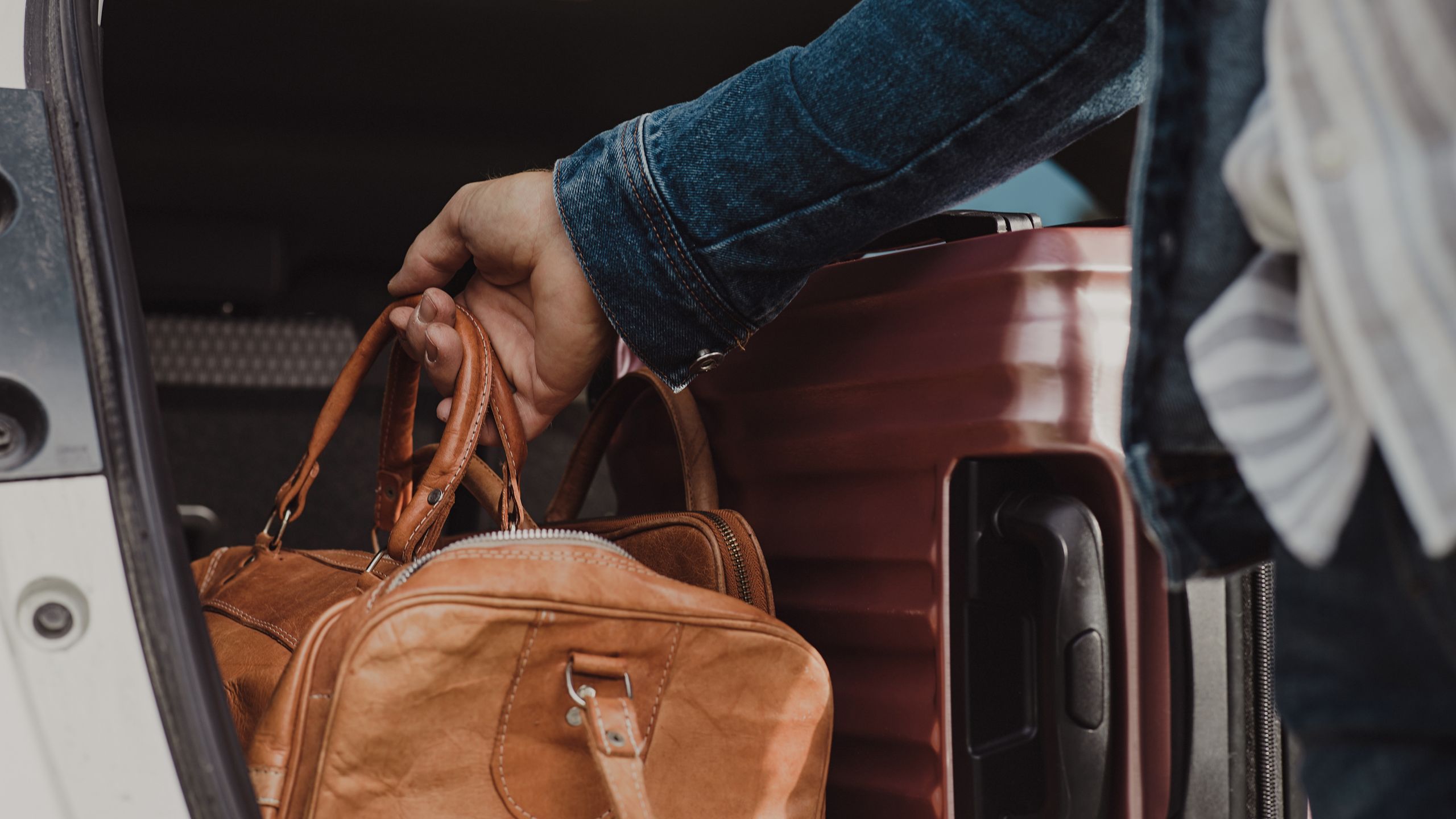 Carryon suitcase vs travel bag which luggage is best when travelling