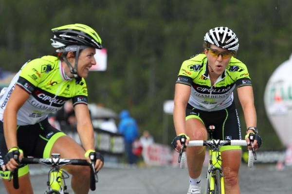 Monia Baccaille and Nicole Cooke (SC MCipollini Giordana) chat as they finish