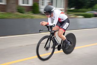 La paraciclista del equipo de EE. UU., Samantha Bosco, monta su bicicleta S-Works TT negra y su uniforme del equipo de EE. UU. durante una contrarreloj individual en ruta.