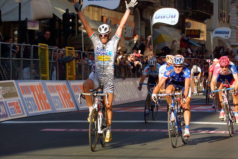 Mario Cippolini ( Acqua &amp; Sapone) wins Milan-San Remo in 2002.