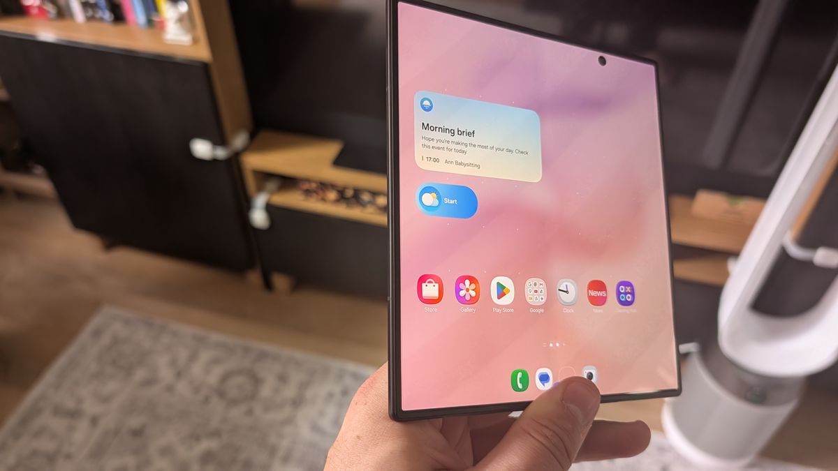 Samsung Galaxy Z Fold 8 و Z Fold 7 کنار هم برای نشان دادن چین و چروک های صفحه نمایش