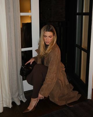 @cassdimicco wears a light brown suede trench with a brown knit dress, slingback heels and a croc-effect handbag