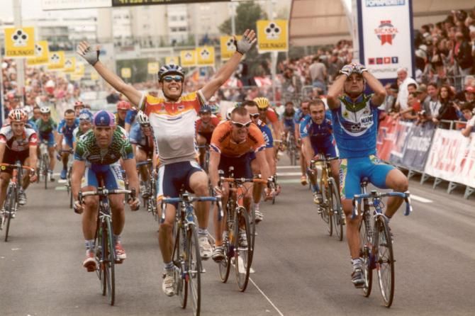 &Oacute;scar Freire (Spain) wins the second of the three world titles in 2001