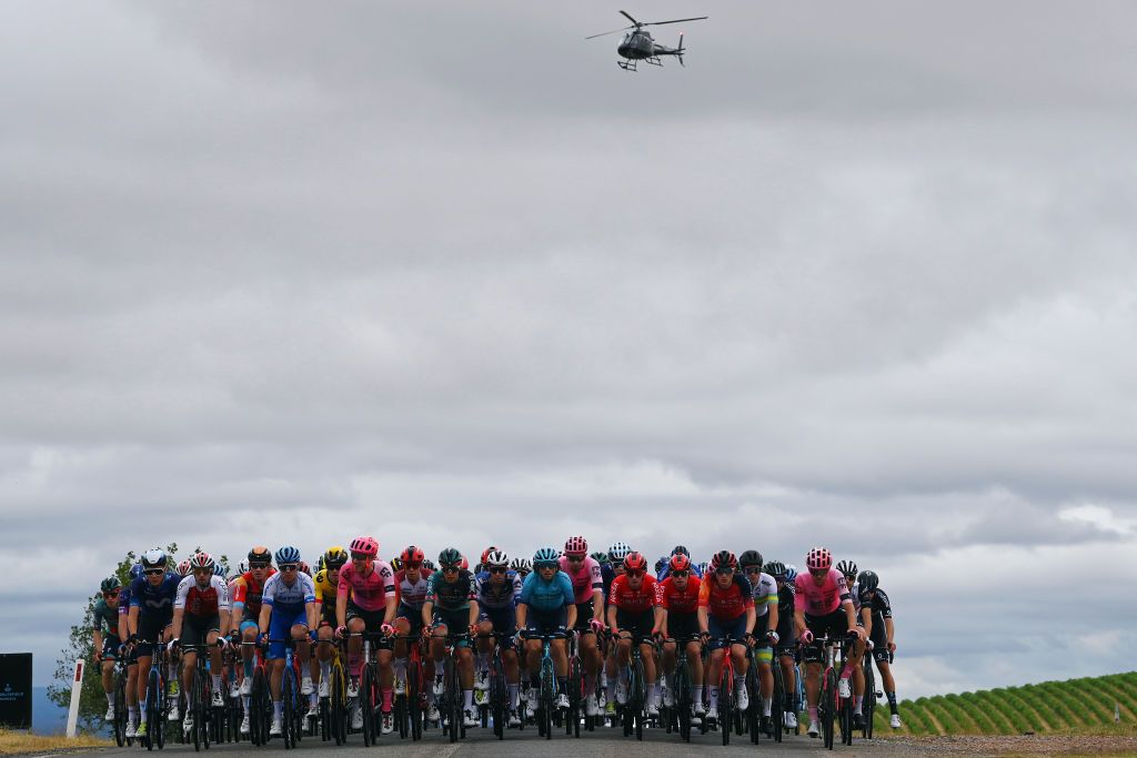 TANUDAZ AUSTRALIA JANUARY 18 A general view of the peloton competing during the 23rd Santos Tour Down Under 2023 Stage 1 a 1499km stage from Tanunda to Tanunda on January 18 2023 in Tanunda Australia Photo by Tim de WaeleGetty Images