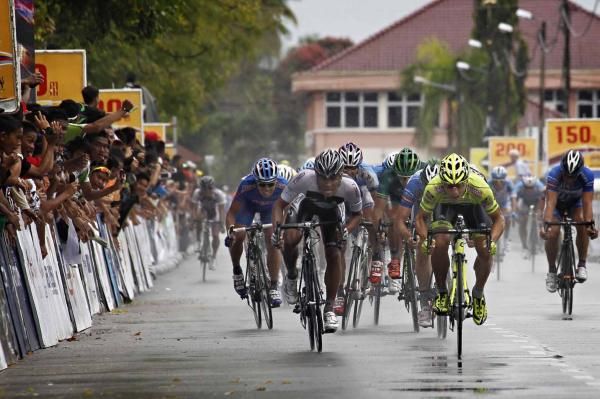 Andrea Guardini (Farnese Vini-Selle Italia) bursts clear to victory in Langkawi.