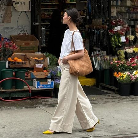 Influencer @mimixn wears beige jeans with a white t-shirt and yellow heels.