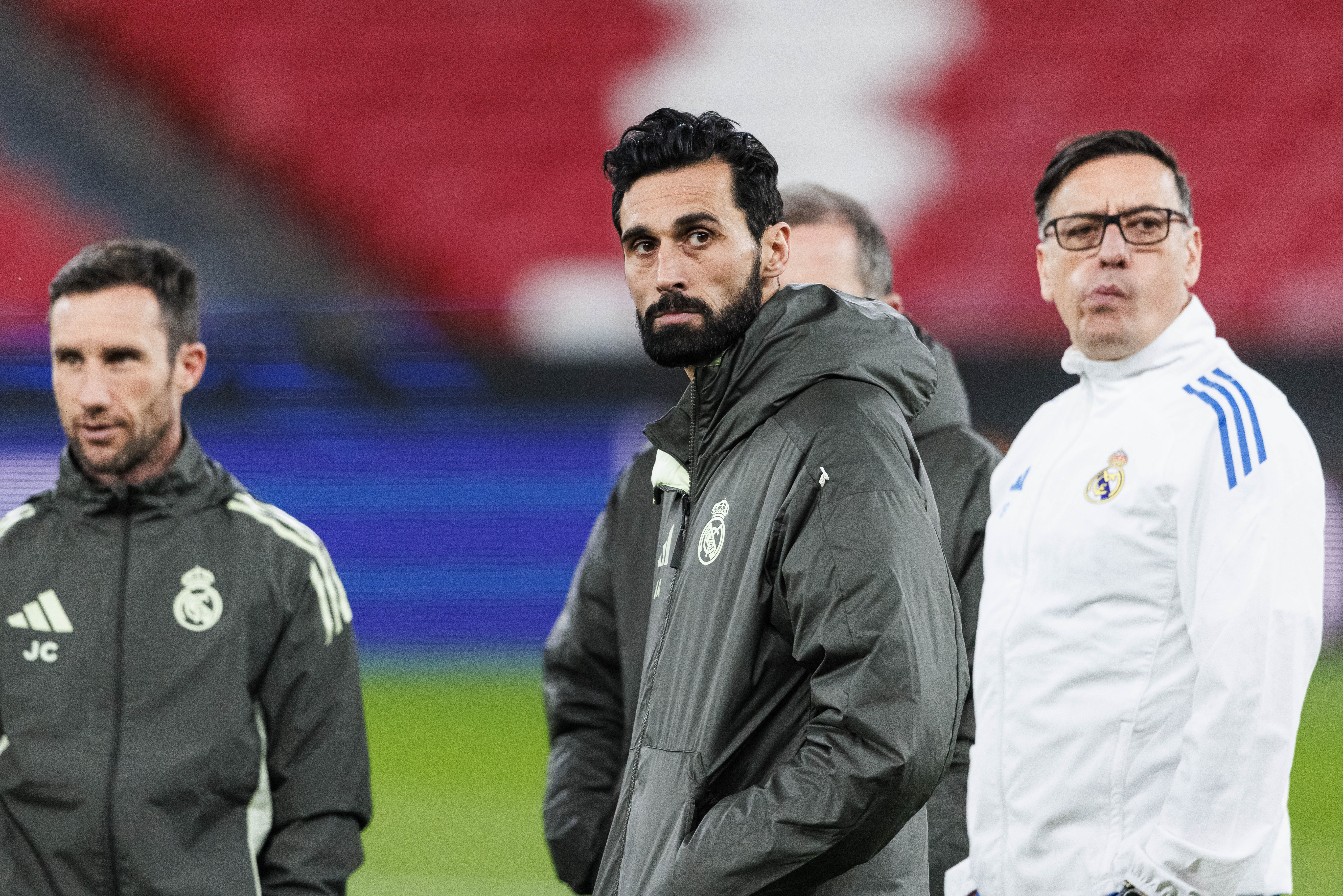 LISBON, PORTUGAL - FEBRUARY 16: Real Madrid Head Coach Alvaro Arbeloa looks on during the Real Madrid Training Session prior to the match against SL Benfica at Estadio do SL Benfica on February 16, 2026 in Lisbon, Portugal. (Photo by Maciej Rogowski/Eurasia Sport Images/Getty Images)