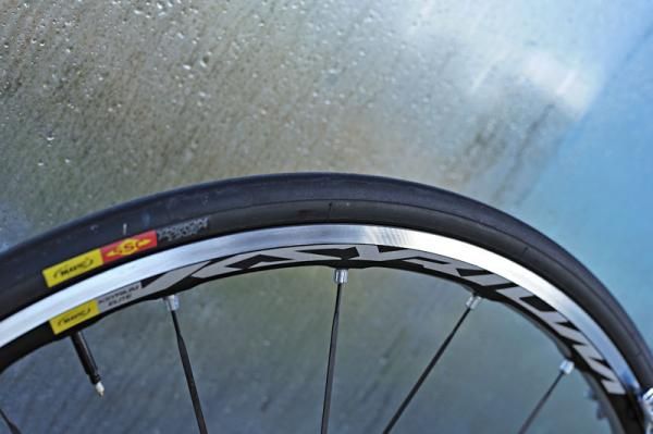Tyler Farrar's (Garmin-Cervelo) training setup includes Mavic's Ksyrium Elite aluminum clinchers and Yksion tires.