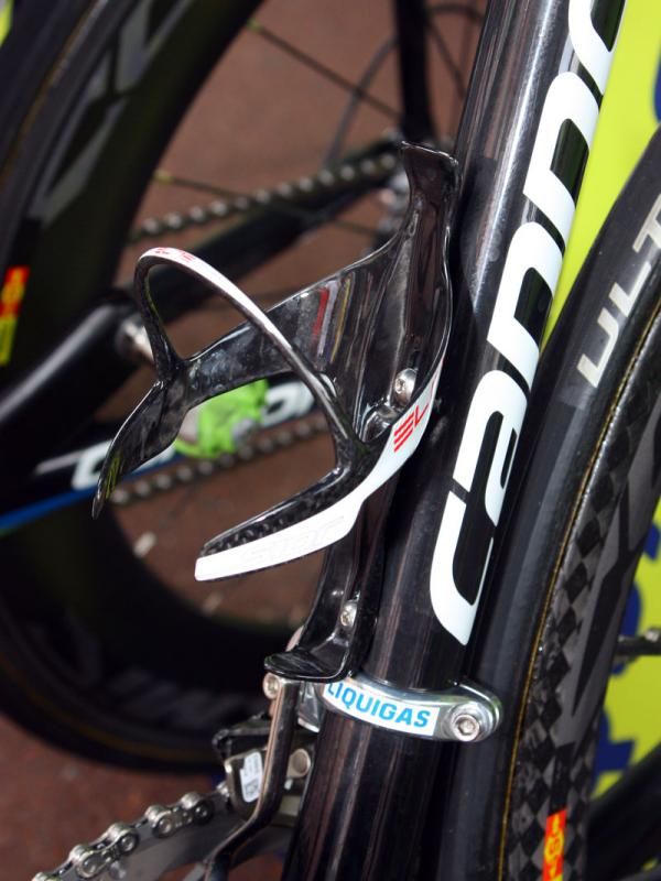 Elite's latest Sior bottle cage includes a metal arc that is said to provide a better grip on the bottle while keeping weight low.