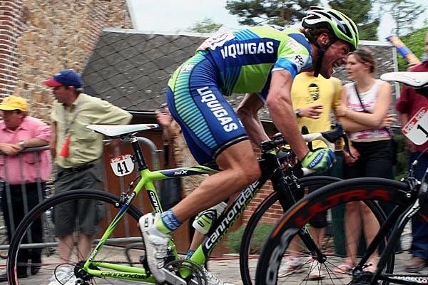 Danilo Di Luca (Liquigas) gives it everything to come round Valverde.